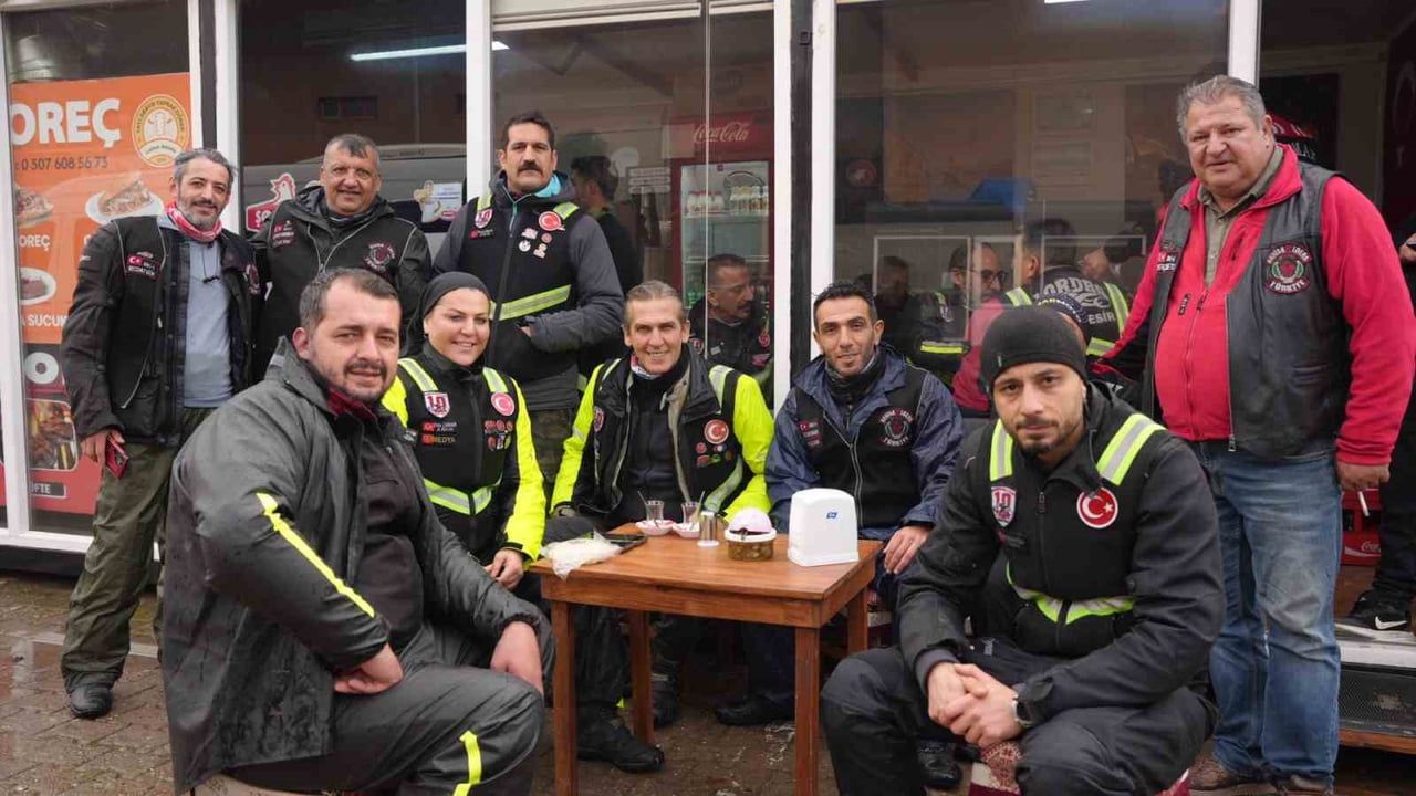 Sındırgı'da motorcular depremzedelere moral verdi