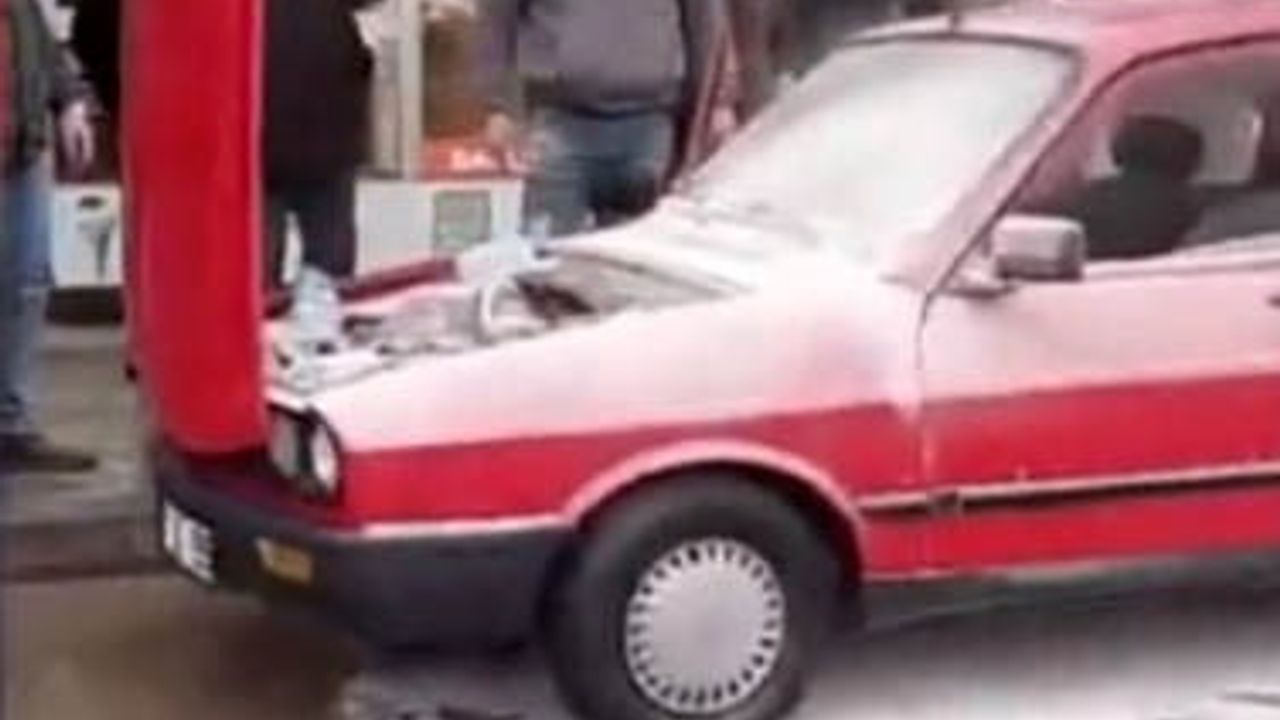 Sinop Boyabat’ta Park Halindeki Otomobilde Yangın — Esnafın Müdahalesi Yayılmayı Engelledi