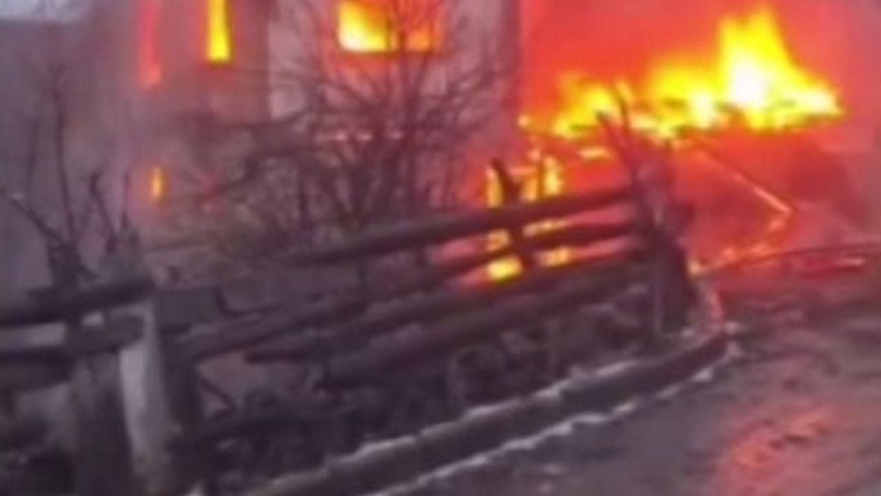 Sinop Durağan'da Ahşap Köy Evi Yangında Kullanılamaz Hale Geldi