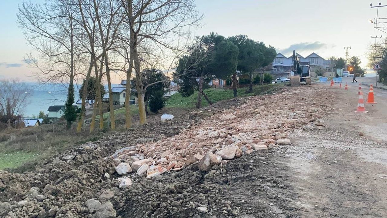 Sinop'ta Babacan Yolu Kiraztepe mevkisinde çöken yol için onarım çalışmaları sürüyor