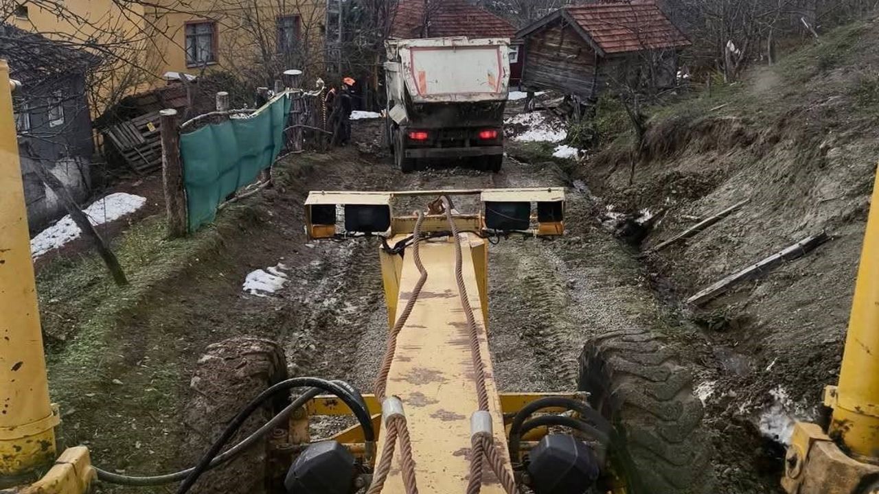 Sinop'ta heyelan önlemleri: İl Özel İdaresi yol temizliği ve güçlendirme çalışmaları