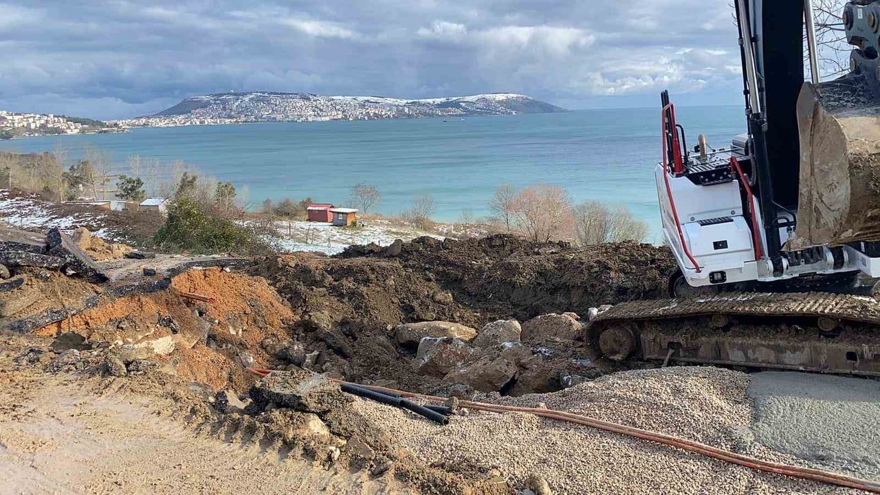 Sinop'ta Korucuk Mahallesi'nde heyelan sonrası Babacan Yolu onarım çalışmaları başladı