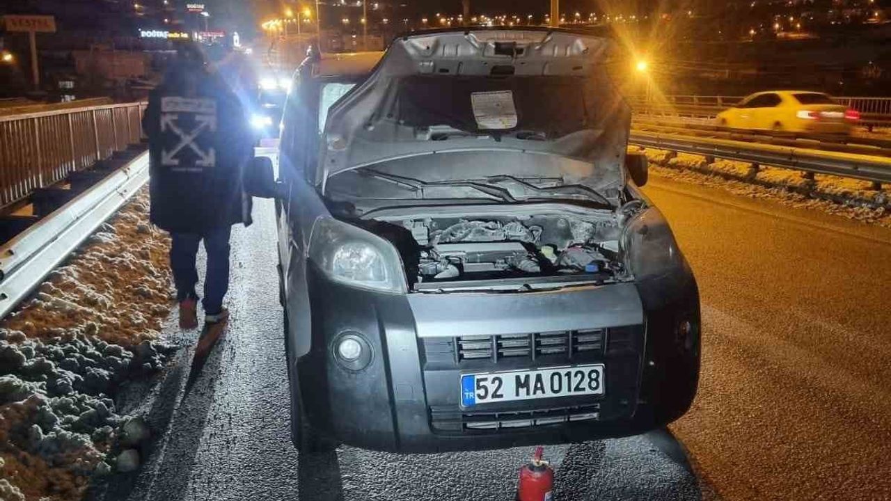 Sinop’ta seyir halindeki hafif ticari araç, sürücünün müdahalesiyle yanmaktan kurtuldu