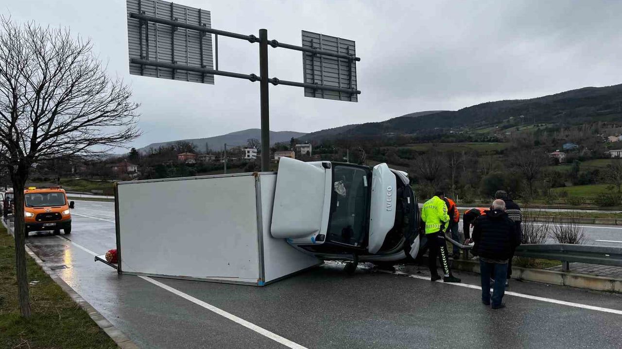 Sinop’un Gerze ilçesinde kamyonet devrildi: sürücünün sağlık durumu iyi