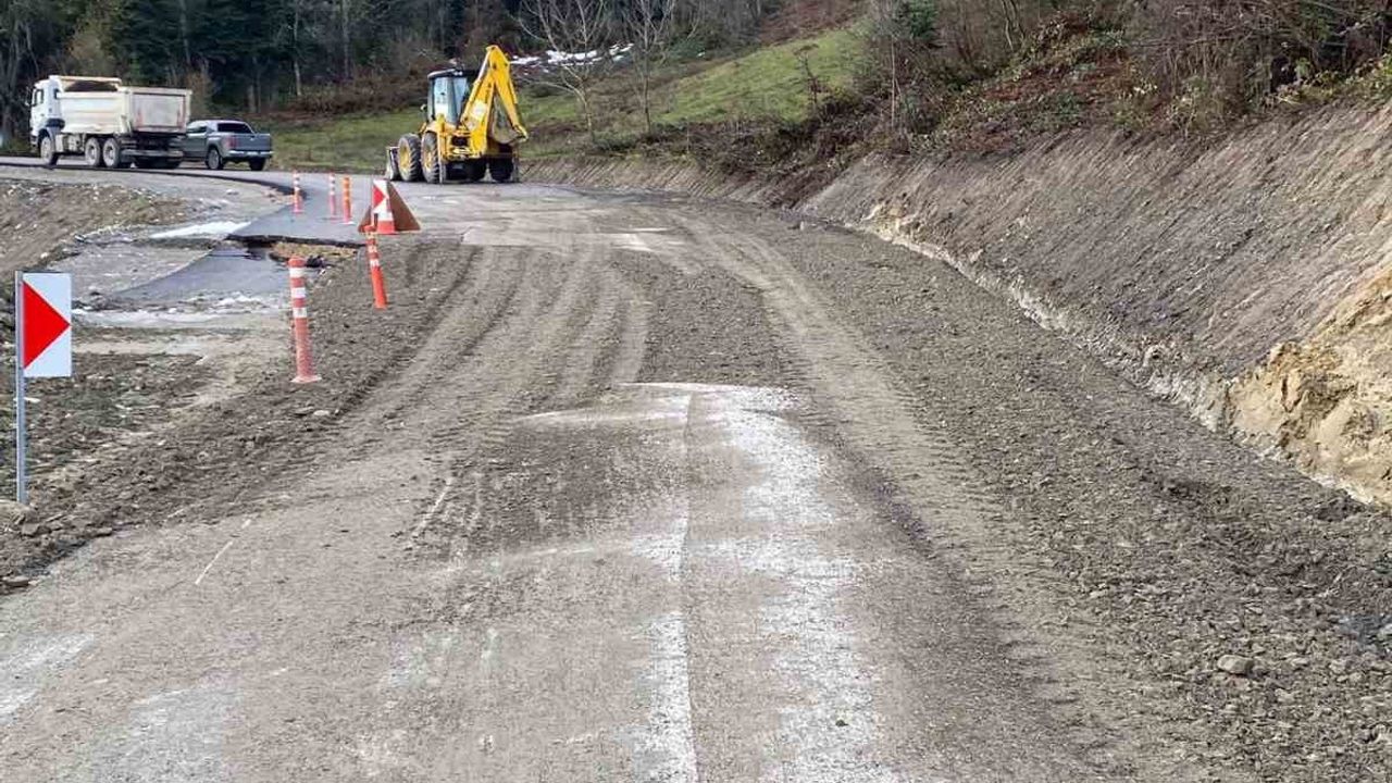 Sinop'un Türkeli ilçesinde Düzler-Celaller grup yolunda heyelan; ulaşım ekip müdahalesiyle sağlandı