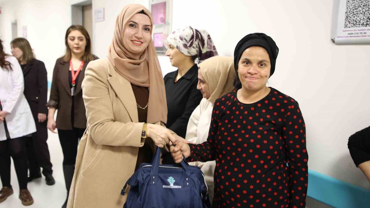 Şırnak Belediyesi 'Hoş Geldin Bebek' paketlerini hastanede ailelere teslim etti