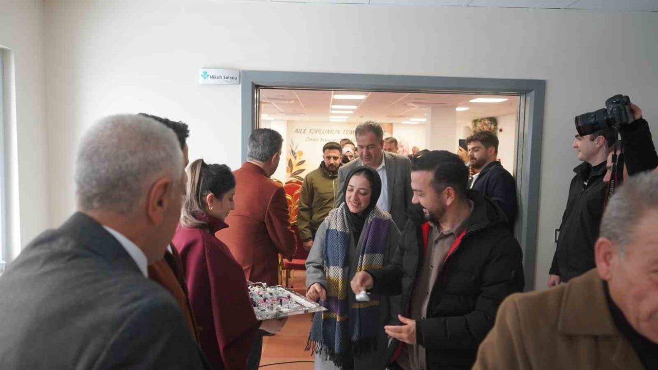 Şırnak Belediyesi'nden yeni evlenen 24 çifte 60 bin lira nakdi destek