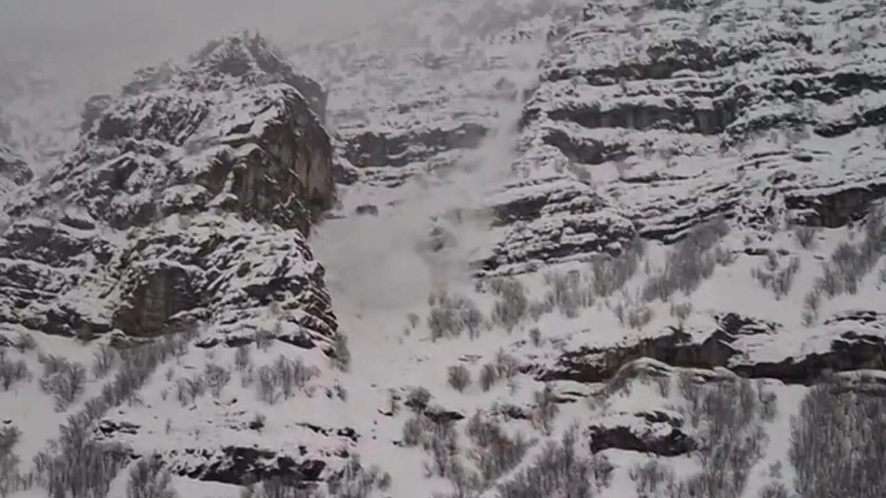 Şırnak Beytüşşebap Aşağıdere'de Aşırı Kar Çığa Neden Oldu; Görüntüler Cep Telefonuna Yansıdı