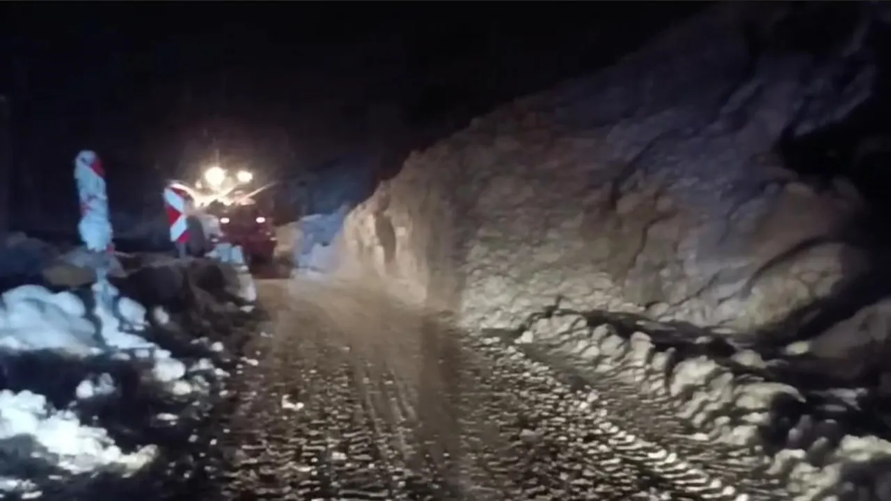 Şırnak-Beytüşşebap karayoluna çığ düştü — yol 2 saatte ulaşıma açıldı