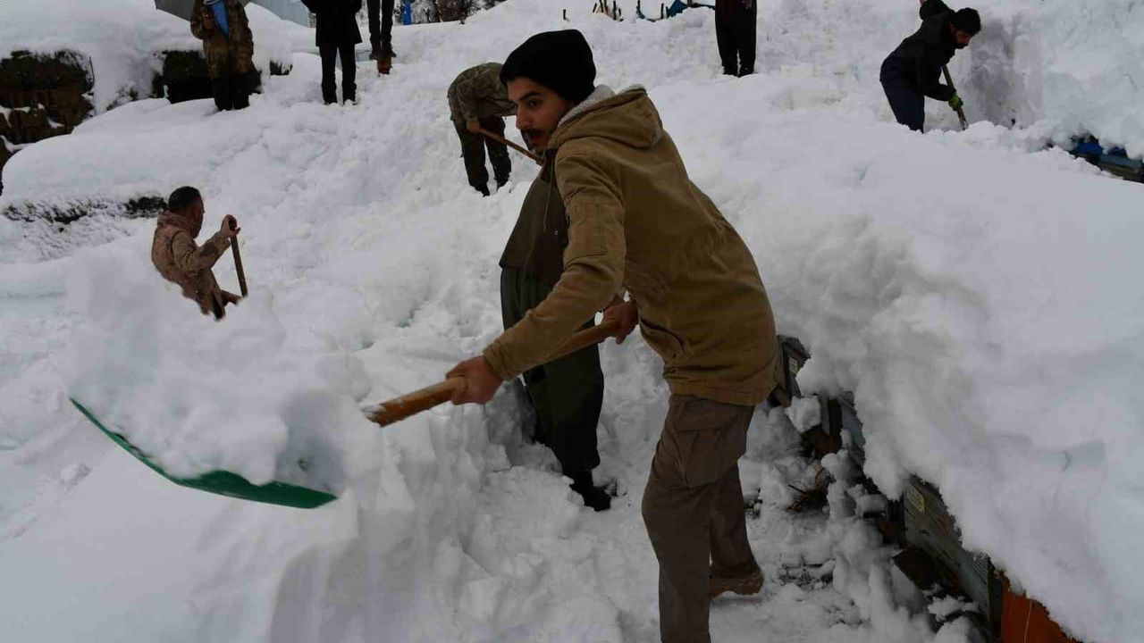 Şırnak Beytüşşebap'ta çığ altında kalan arı kovanları köylüler tarafından çıkarıldı