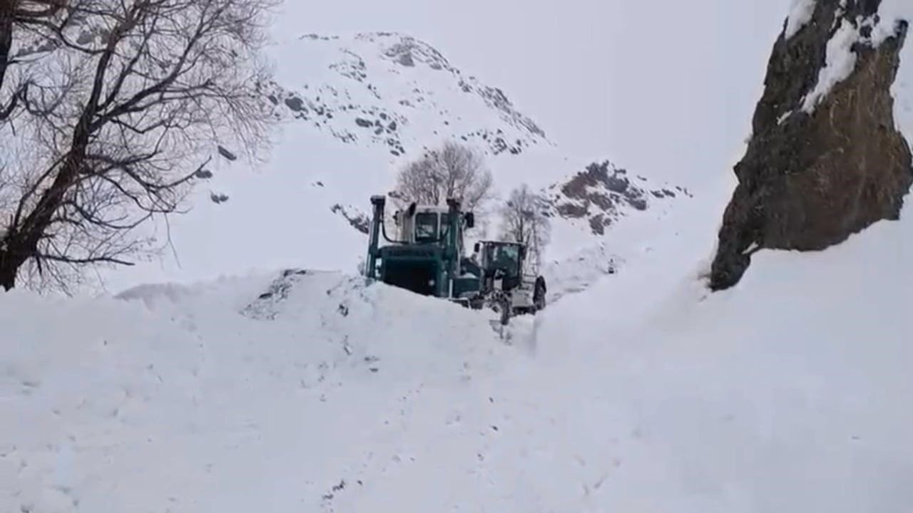 Şırnak Beytüşşebap’ta Kar 2 Metreyi Aştı, Ekipler Vardiyalı Çalışmayla Yolları Açıyor
