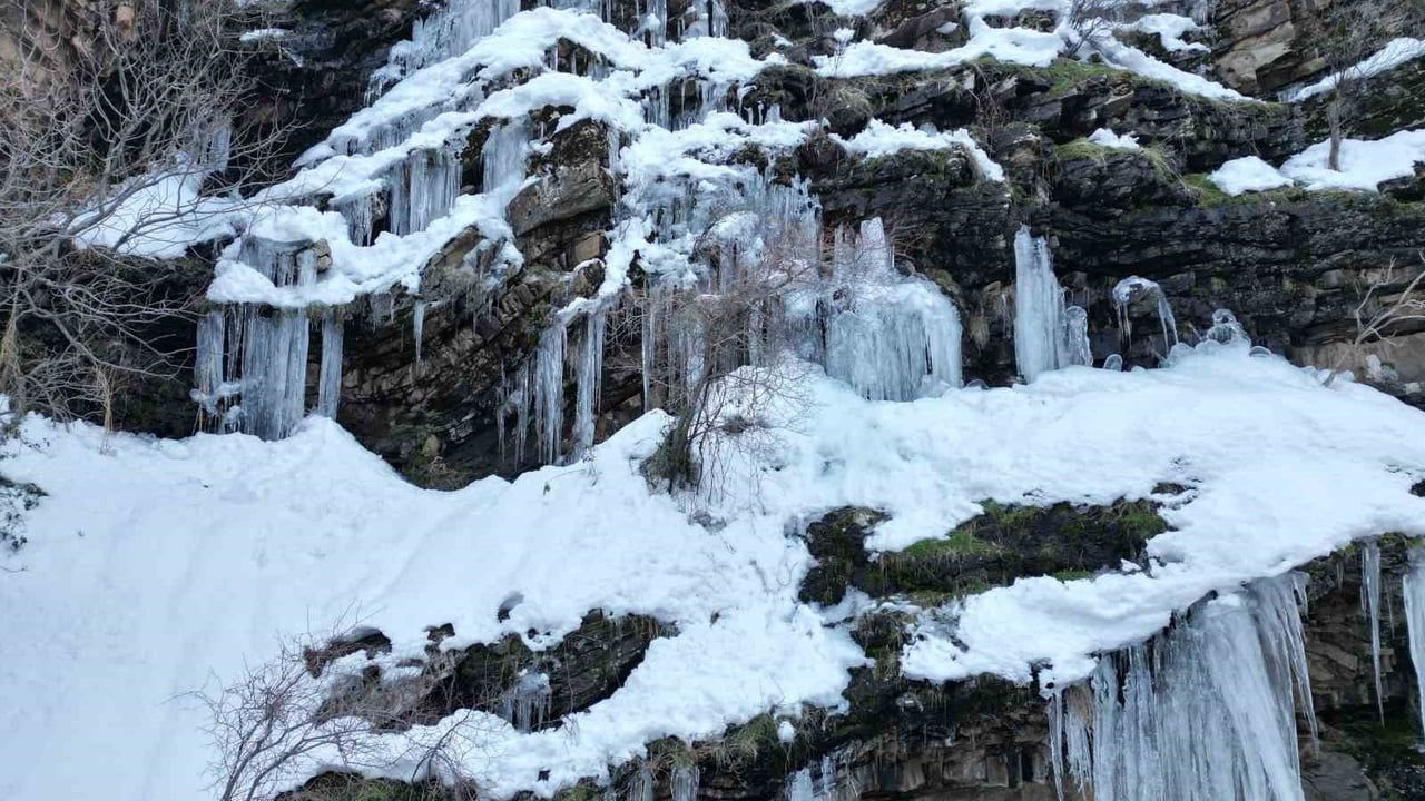 Şırnak Beytüşşebap'ta kar manzaraları: Kanlıdere, Komato ve Habur Çayı drondan görüntülendi