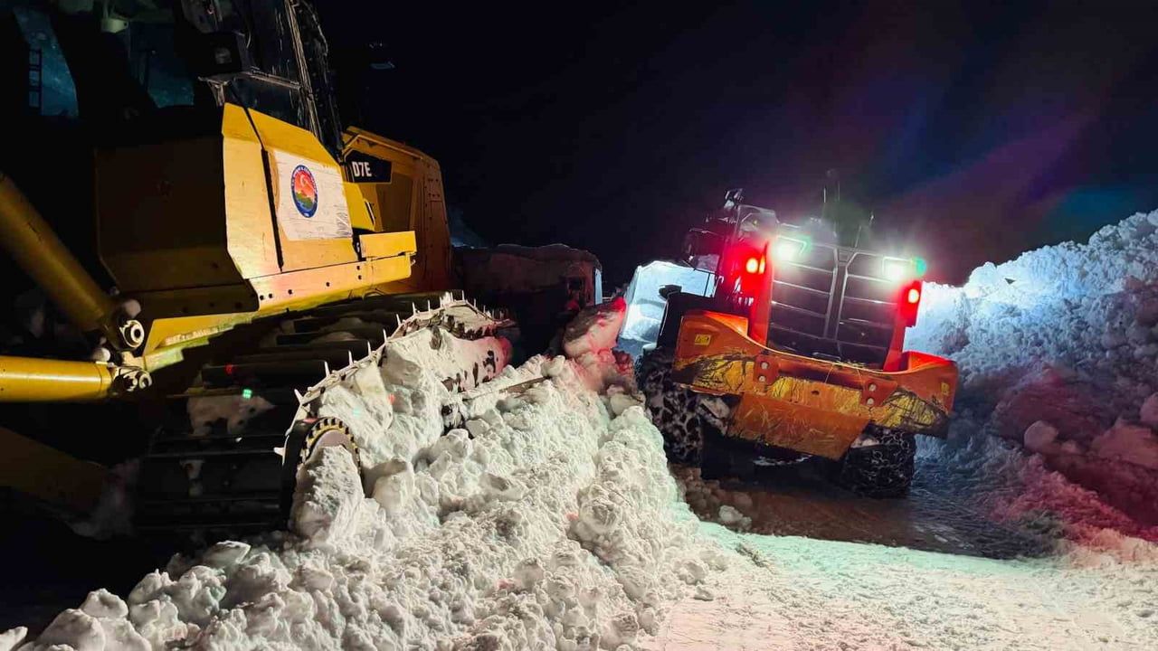 Şırnak Beytüşşebap'ta karla mücadele: Son köy yolu Bölücek sabah 04.00'te ulaşıma açıldı