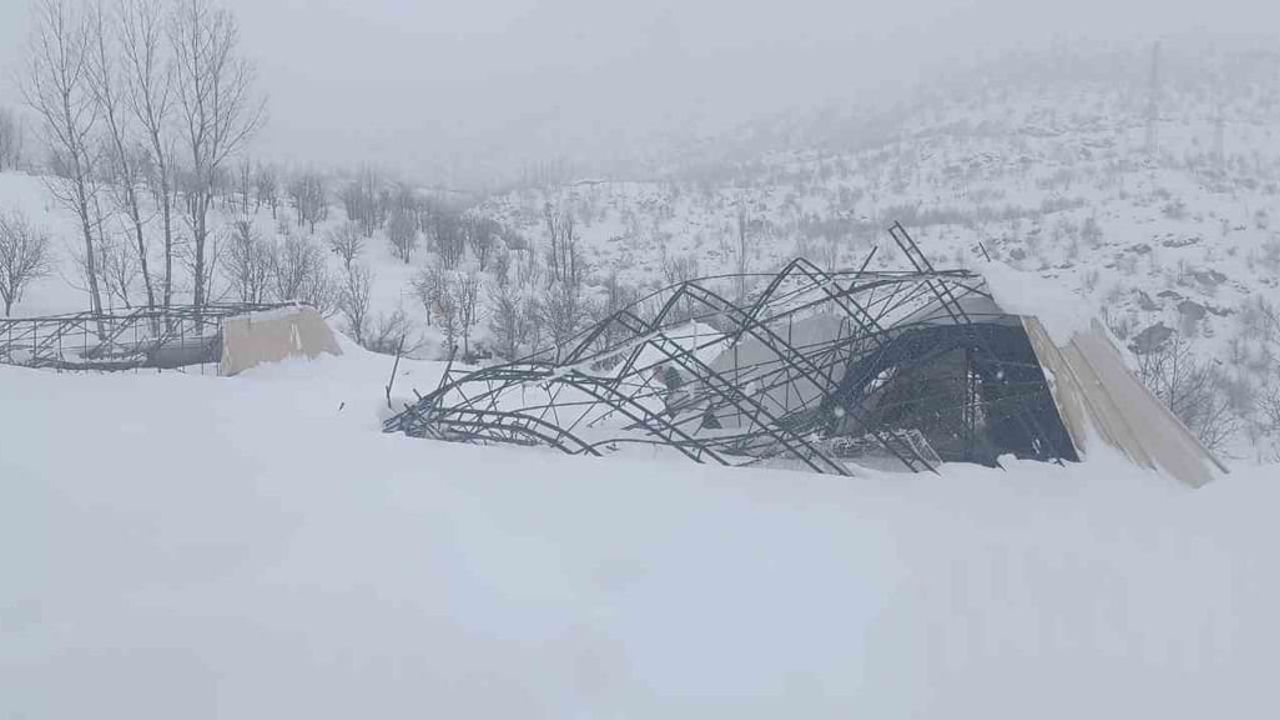 Şırnak Beytüşşebap'ta yoğun kar nedeniyle halı sahanın demirleri çöktü