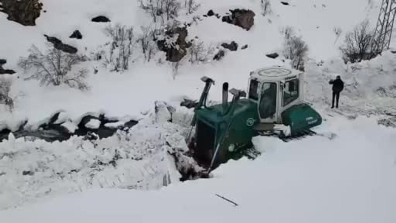 Şırnak Beytüşşebap’ta Yoğun Karla Mücadele: DSİ İş Makineleri Yol Açma Çalışmalarına Katıldı
