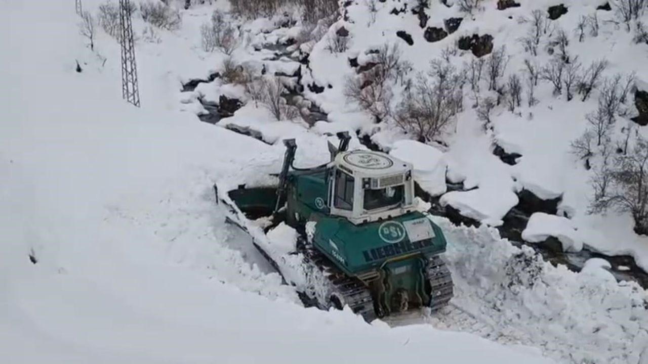Şırnak Beytüşşebap'ta Yol Açma Çalışmalarına DSİ İş Makineleri Katıldı