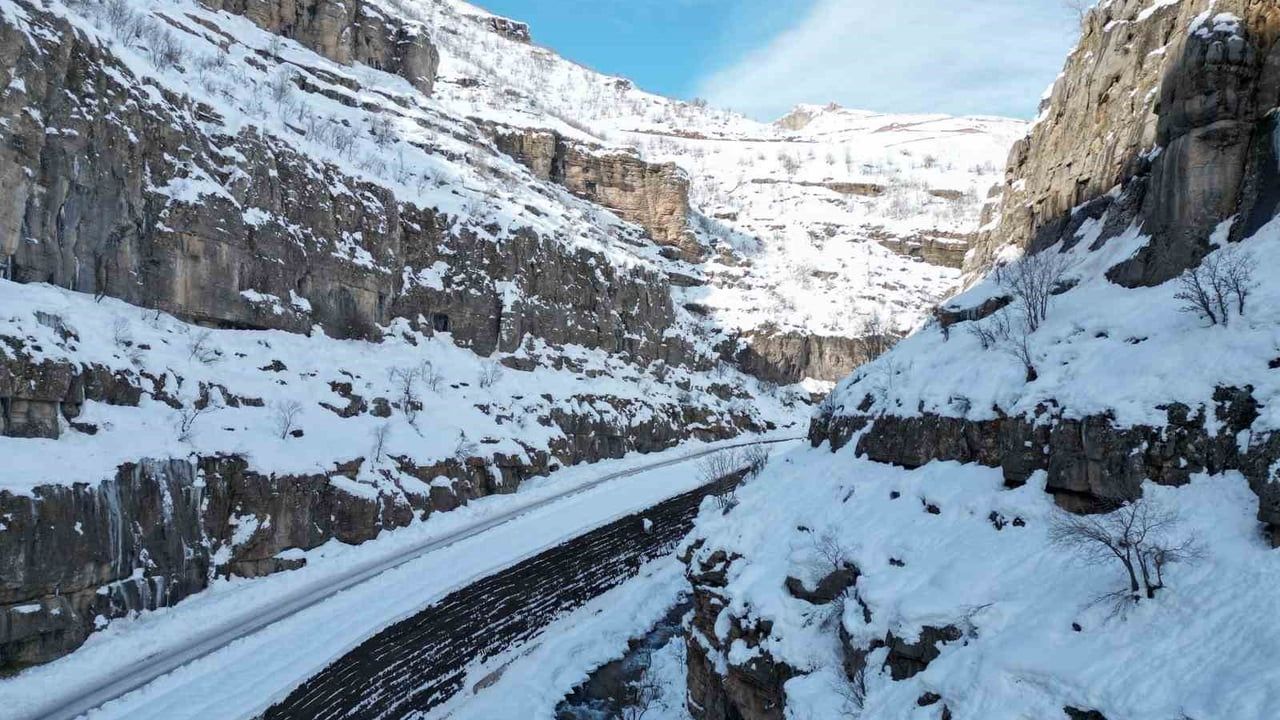 Şırnak'ın Beytüşşebap ilçesinde metrelerce uzunlukta buz sarkıtları dronla görüntülendi