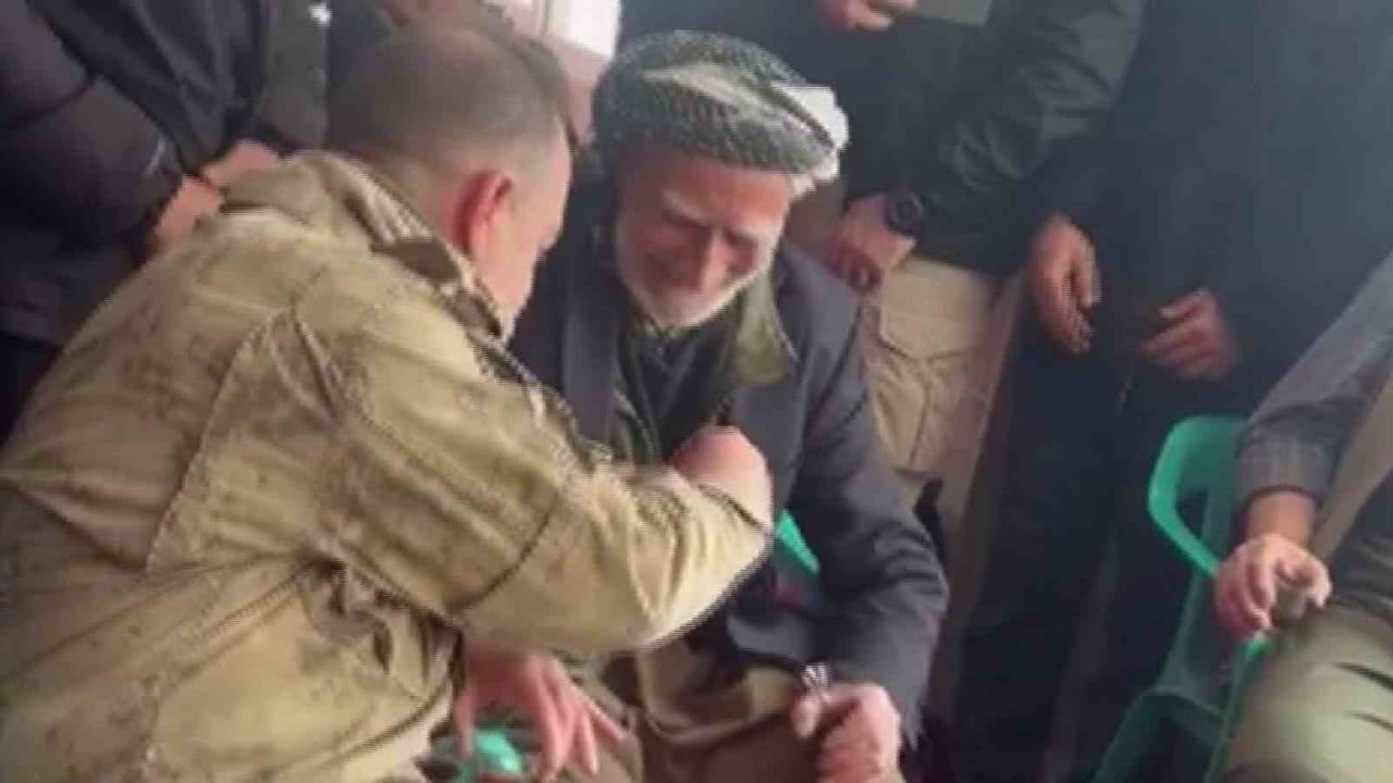 Şırnak Ortasu'da Cuma Namazı: Tümgeneral Zafer Tombul Yüzüğünü 85 Yaşındaki Vatandaşa Hediye Etti