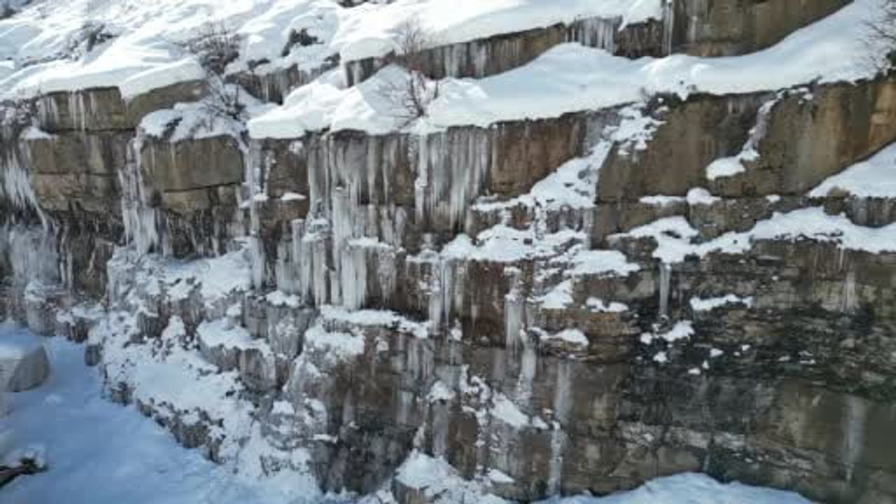 Şırnak'ta Aşırı Soğuklar Hisarkapı'daki Şelaleleri Dondurdu