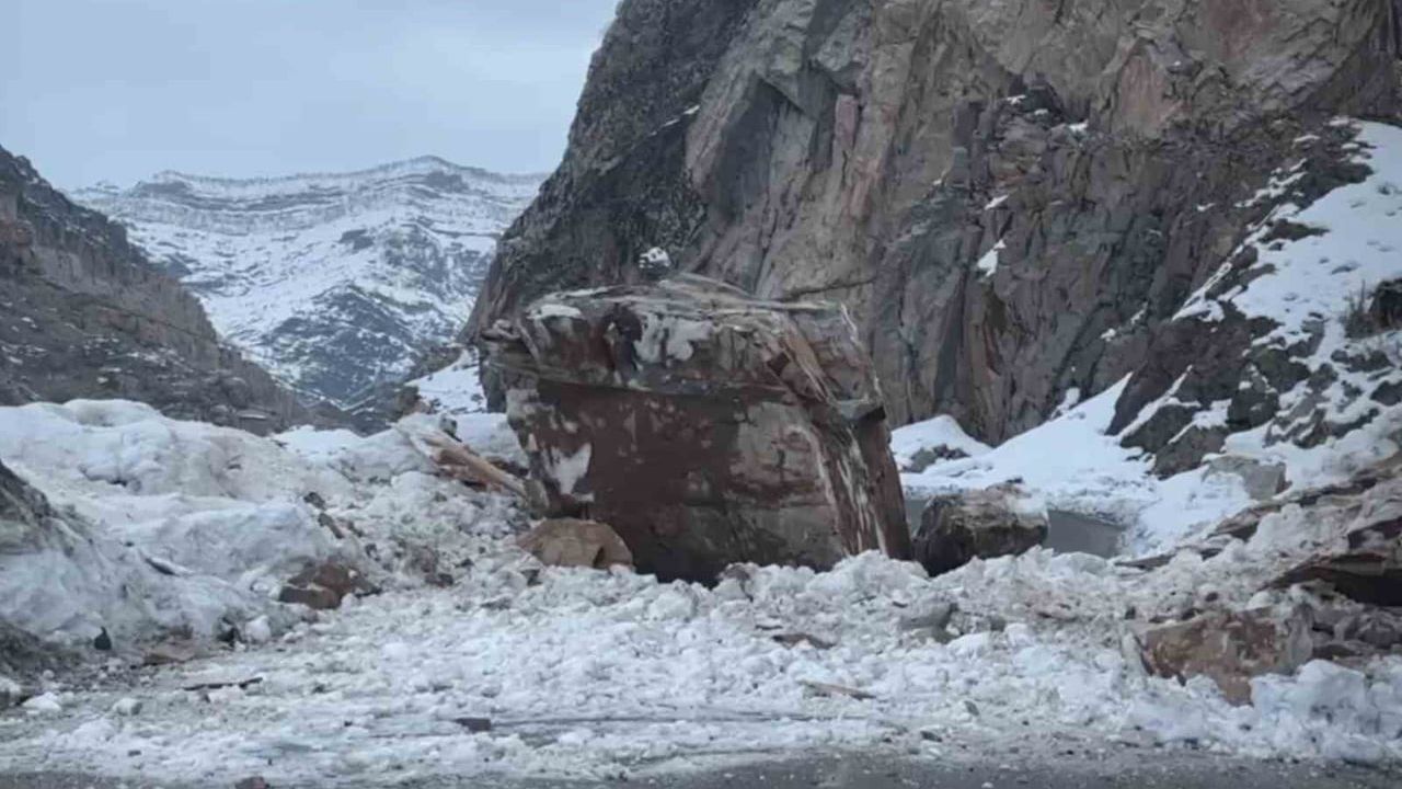 Şırnak'ta dağdan kopan kaya yolu ulaşıma kapattı