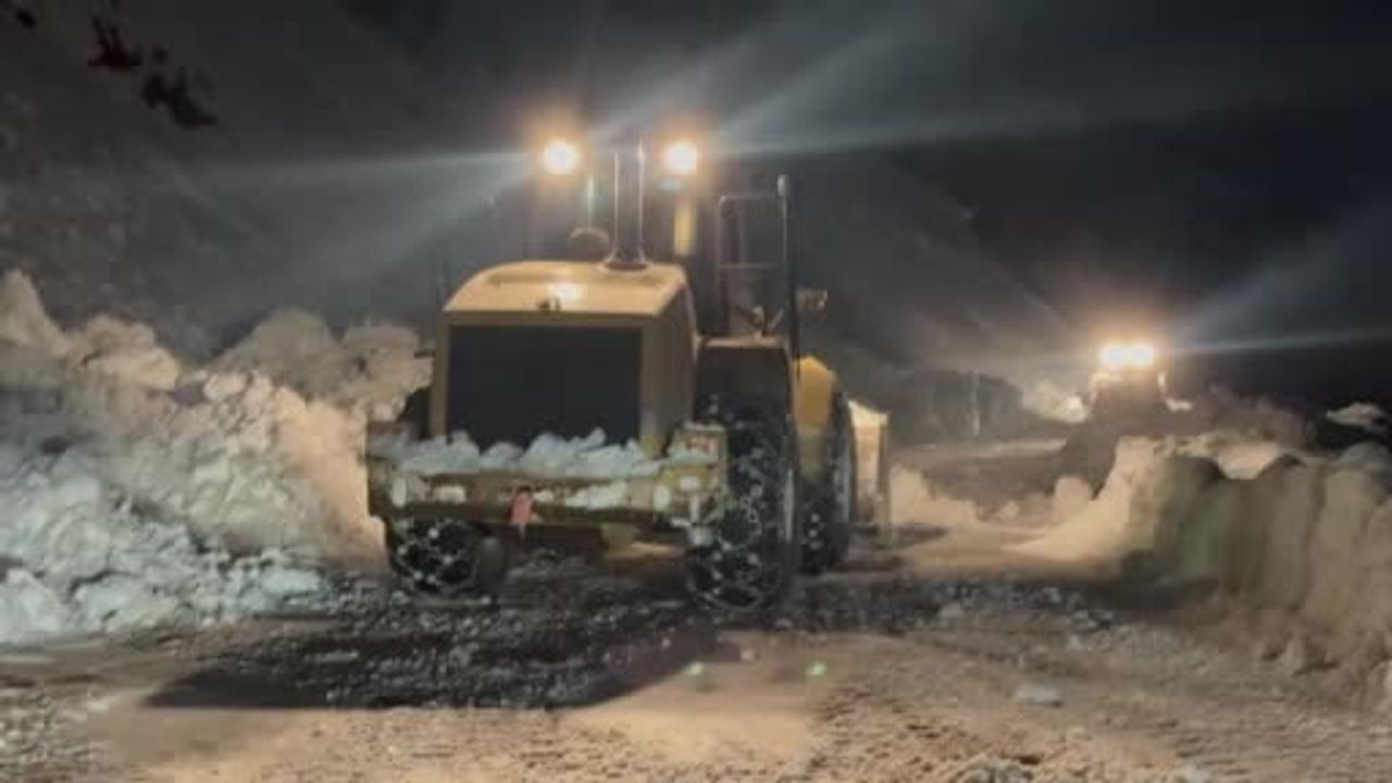 Şırnak’ta gece boyu karla mücadele: Uludere-Habur II yolunda saha incelemesi