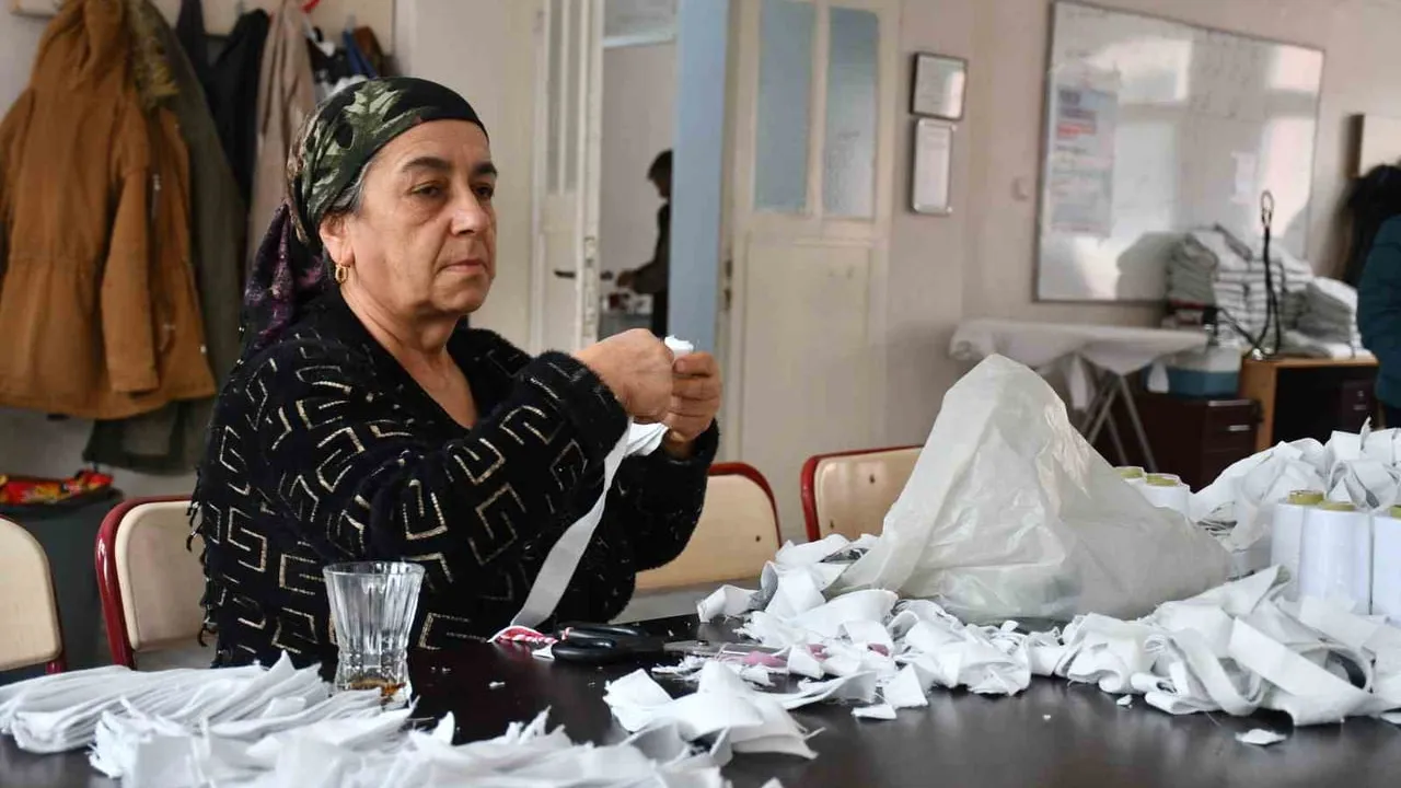 Şırnak'ta gönüllü kadınlar köy öğrencileri için 2 bin 600 eşofman dikecek