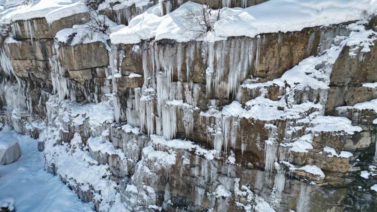Şırnak'ta Hisarkapı'da Şelaleler Dondu: Dağlar Dev Buz Sarkıtlarıyla Kaplandı