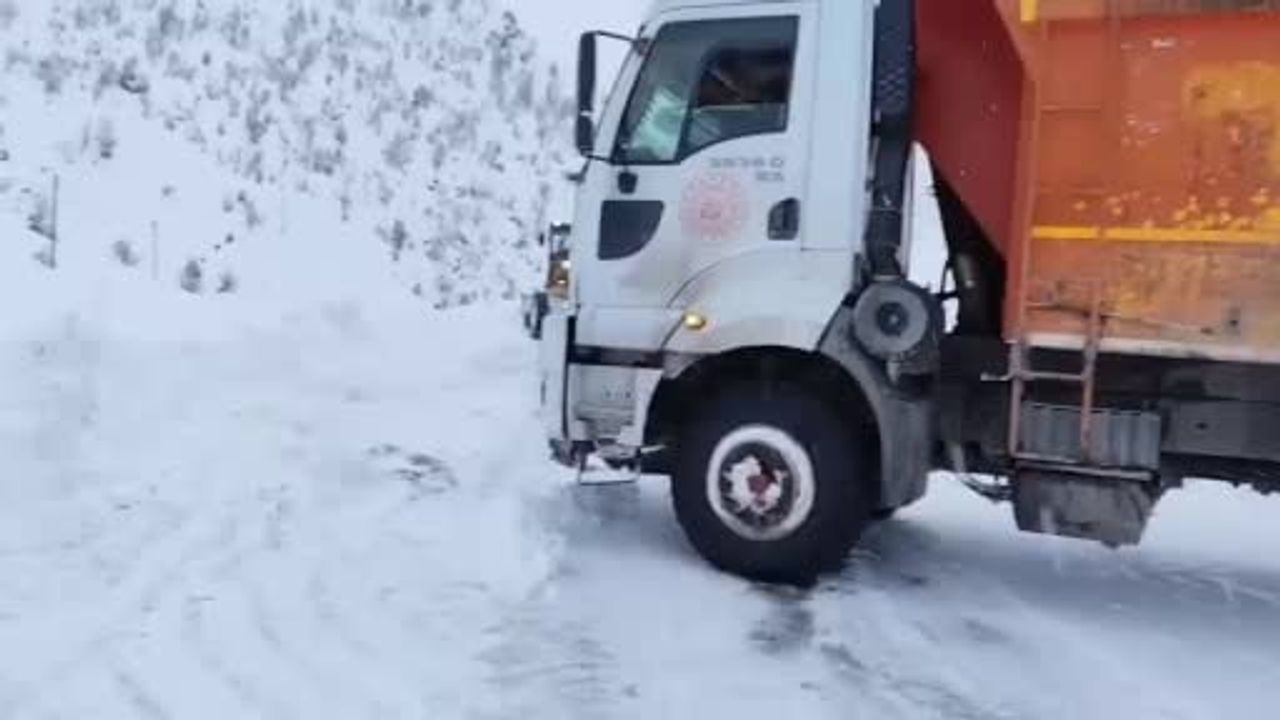 Şırnak'ta İpek Yolu'nda Kar Yağışı: Onlarca Araç Mahsur Kaldı, Ekipler Kurtardı
