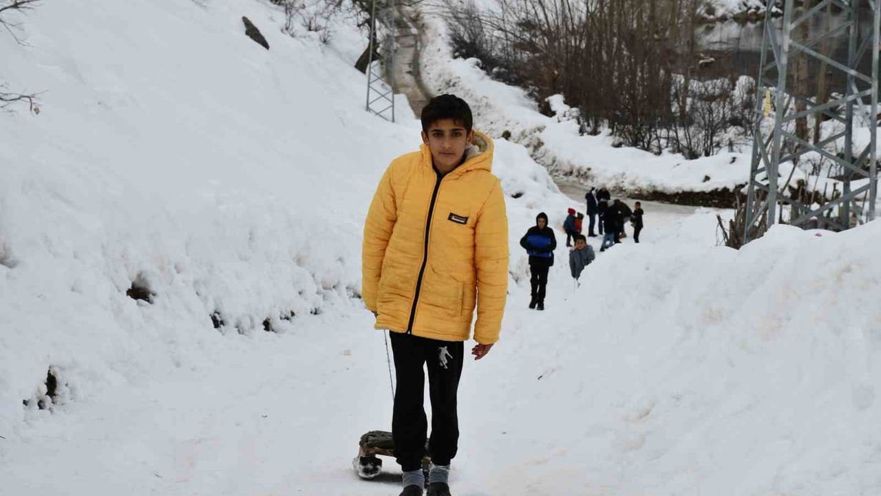 Şırnak’ta kapanan yollar kızak pistine döndü: Çocuklar 2 metre karın tadını çıkarıyor