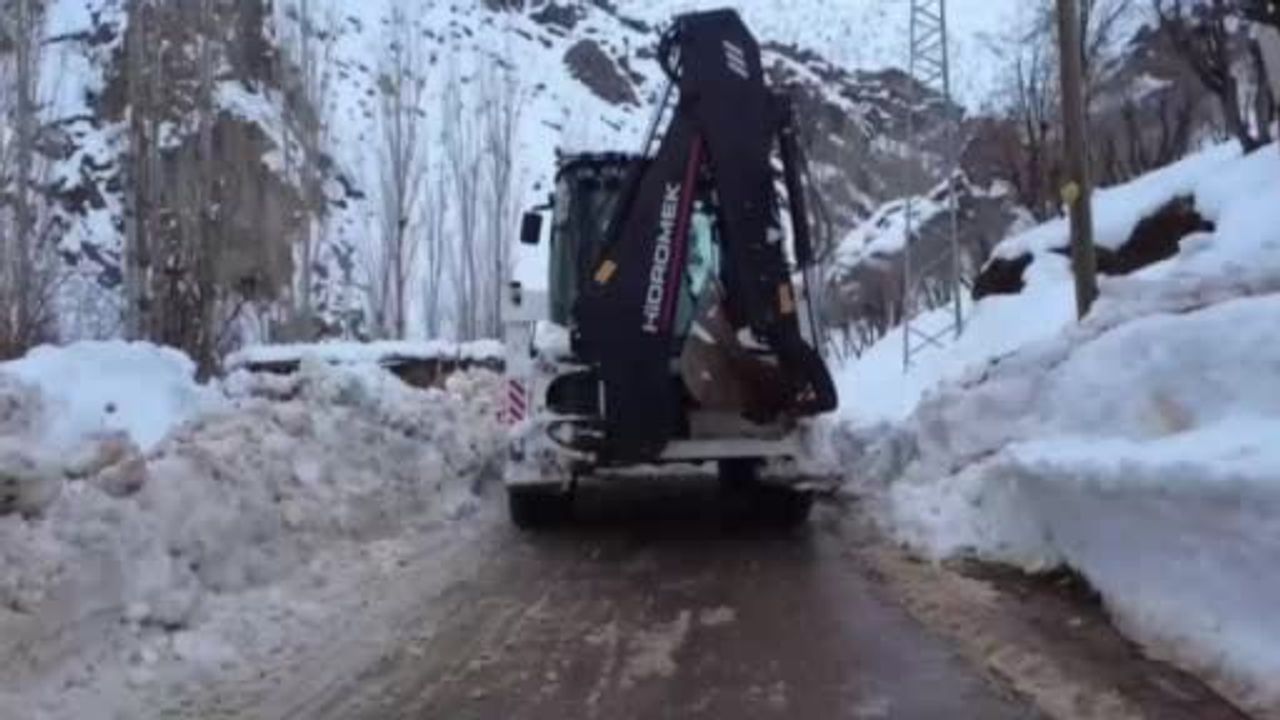Şırnak'ta kar etkisi sürüyor: Beytüşşebap'ta yollar açılıp tekrar kapanıyor