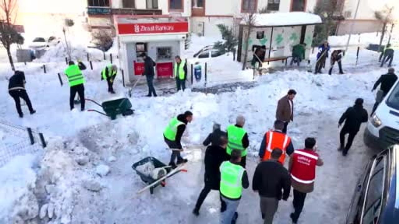 Şırnak'ta kar temizliği: Belediye araç kaldırma çağrısı ve kapalı otopark vurgusu
