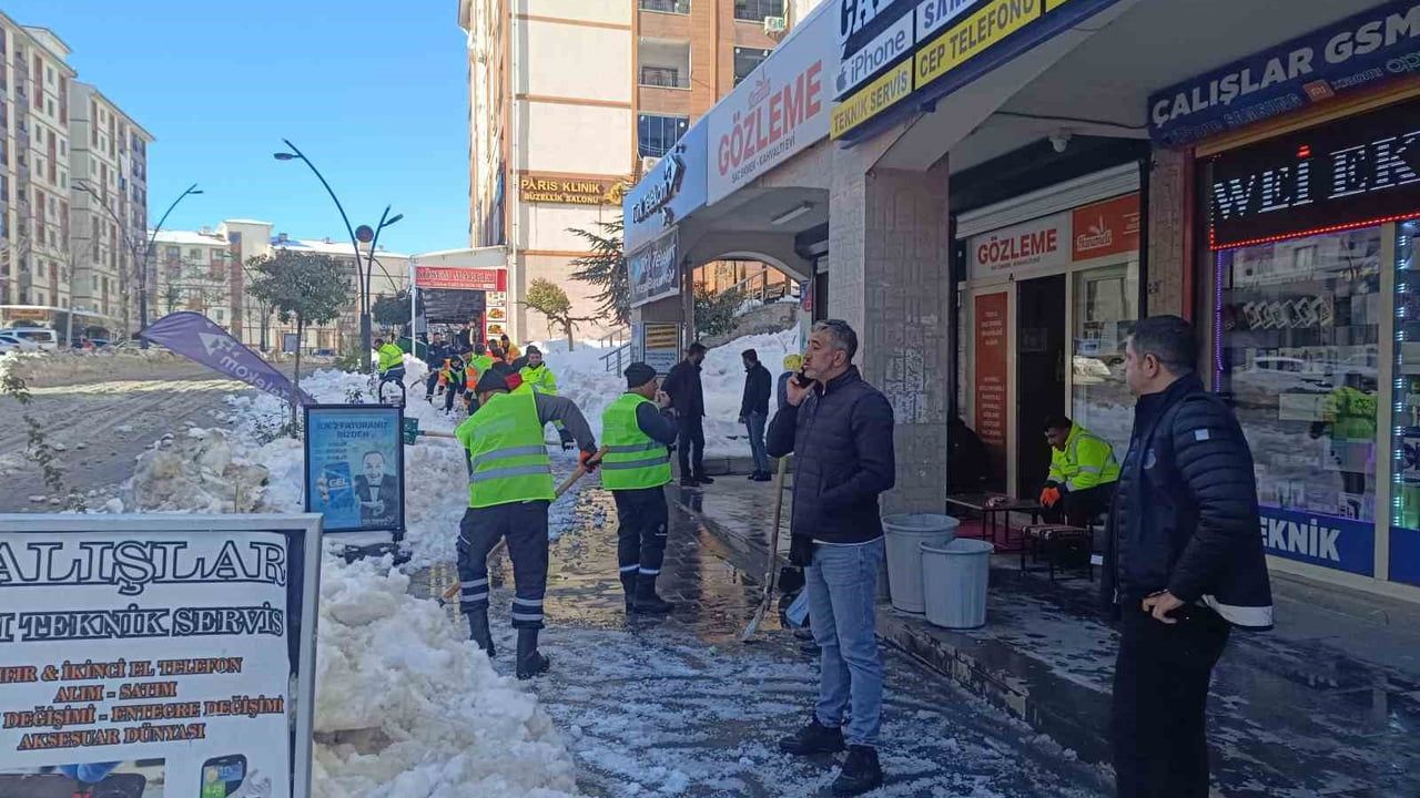 Şırnak'ta kar temizliği: Belediye kaldırımları kürekle temizledi