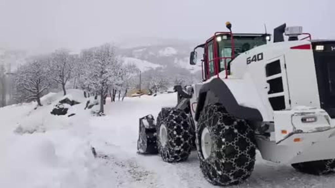 Şırnak'ta kar ve çığ nedeniyle kapanan köy yolları yeniden açıldı