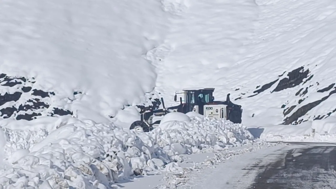 Şırnak'ta Karla Mücadele: Beytüşşebap Köy Yolları Aşama Aşama Açılıyor