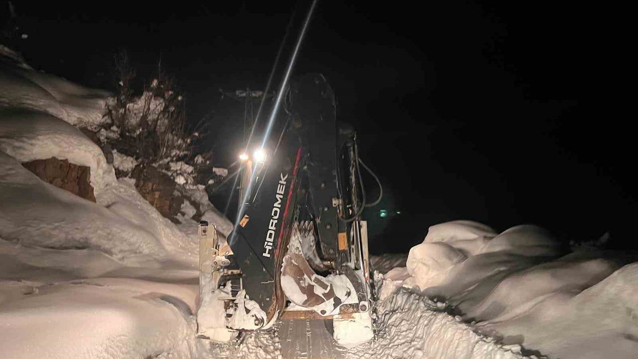 Şırnak'ta karla mücadele sürüyor: İl Özel İdare ekipleri Beytüşşebap'ta yoğunlaştı