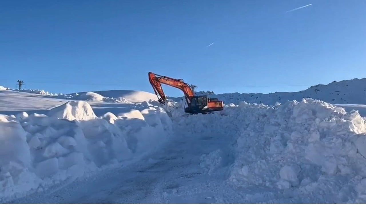 Şırnak'ta Karla Mücadele Sürüyor: Yollar Açılıyor, Yaylalara Erişim Sağlanıyor