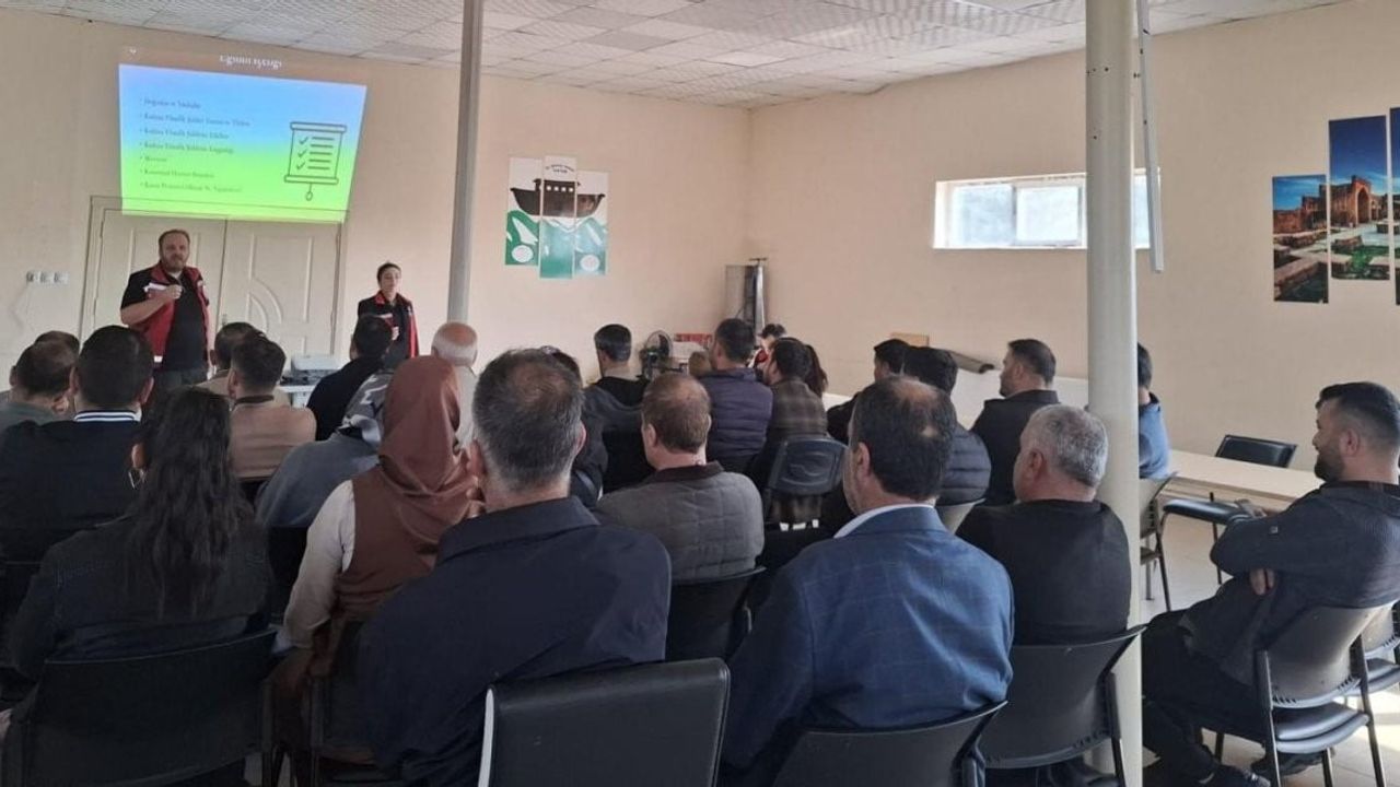 Şırnak'ta memurlara 'Kadına Yönelik Şiddetle Mücadele' eğitimi sürüyor