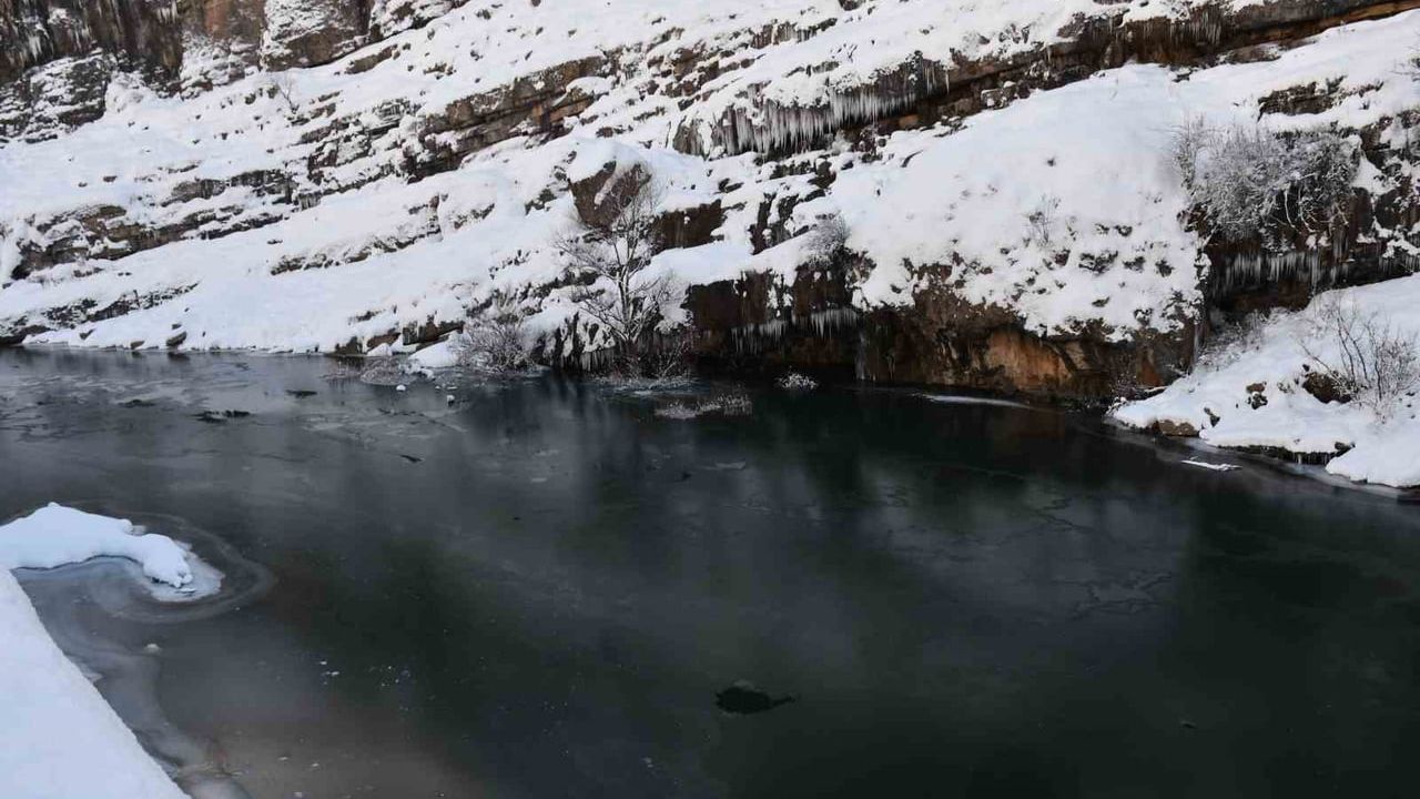 Şırnak'ta Soğuk Hava Habur Çayı'nın Bir Bölümünü Dondurdu