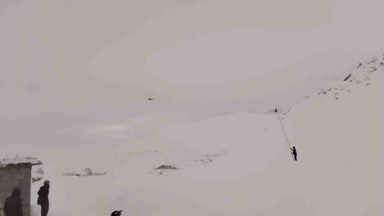 Şırnak'ta Yaylada Mahsur Kalan Hasta Jandarma Helikopteriyle Kurtarıldı; Vatandaşlar İnişi Bezle İşaretledi