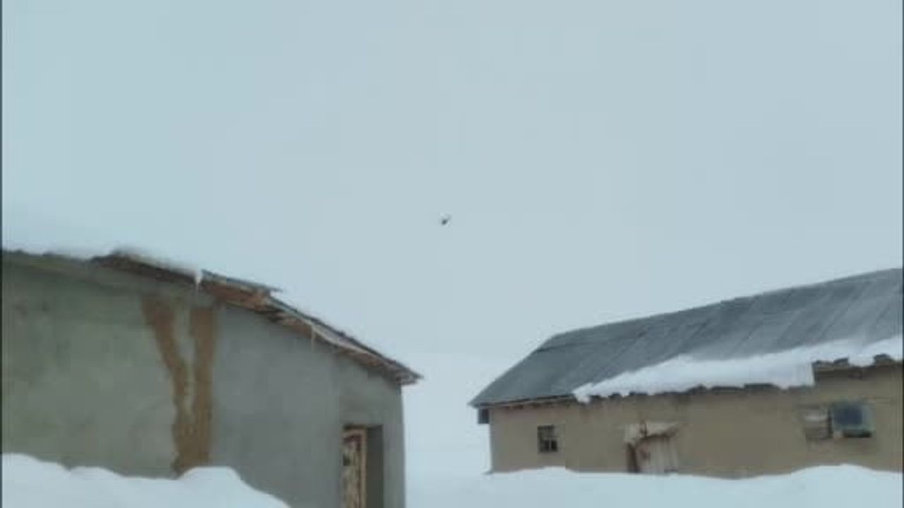 Şırnak'ta yaylada mahsur kalan hasta, jandarma helikopteriyle Van Eğitim ve Araştırma Hastanesi'ne sevk edildi