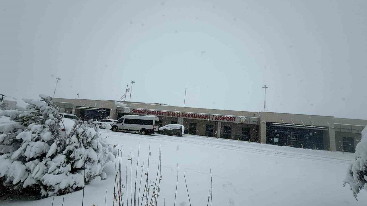 Şırnak'ta yoğun kar ulaşımı aksattı: Şerafettin Elçi Havalimanı'nda tüm seferler iptal