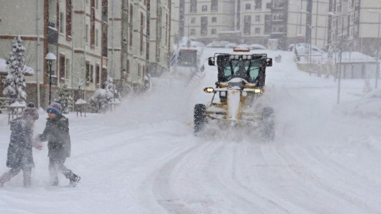 Şırnak'ta yoğun kar ve buzlanma nedeniyle özel kreşler, anaokulları ve bazı eğitim kurumları 1 gün tatil