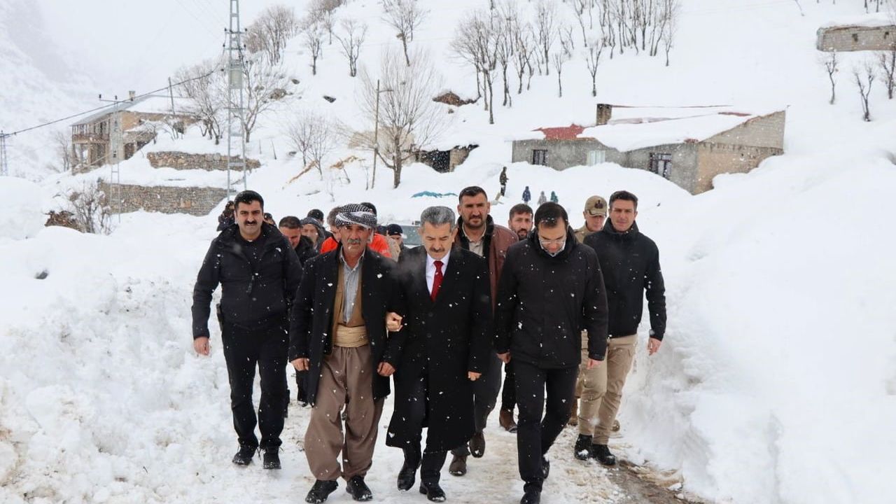 Şırnak Valisi Birol Ekici, Beytüşşebap Beşağaç köyünde çığ mağdurlarını yerinde ziyaret etti