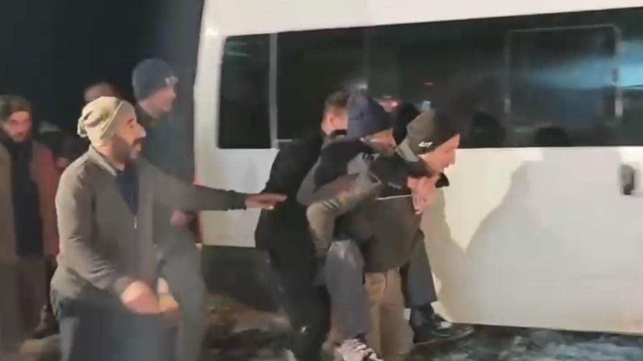 Şirvan'da 90 yaşındaki hasta, yol açma çalışması sonrası sırtta taşınarak sağlık ekiplerine teslim edildi