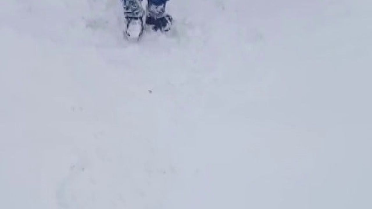 Sivas Altınyayla'da yoğun kar yolları kapattı; Gümişdiğin köylüleri 4.5 kilometre yürüdü