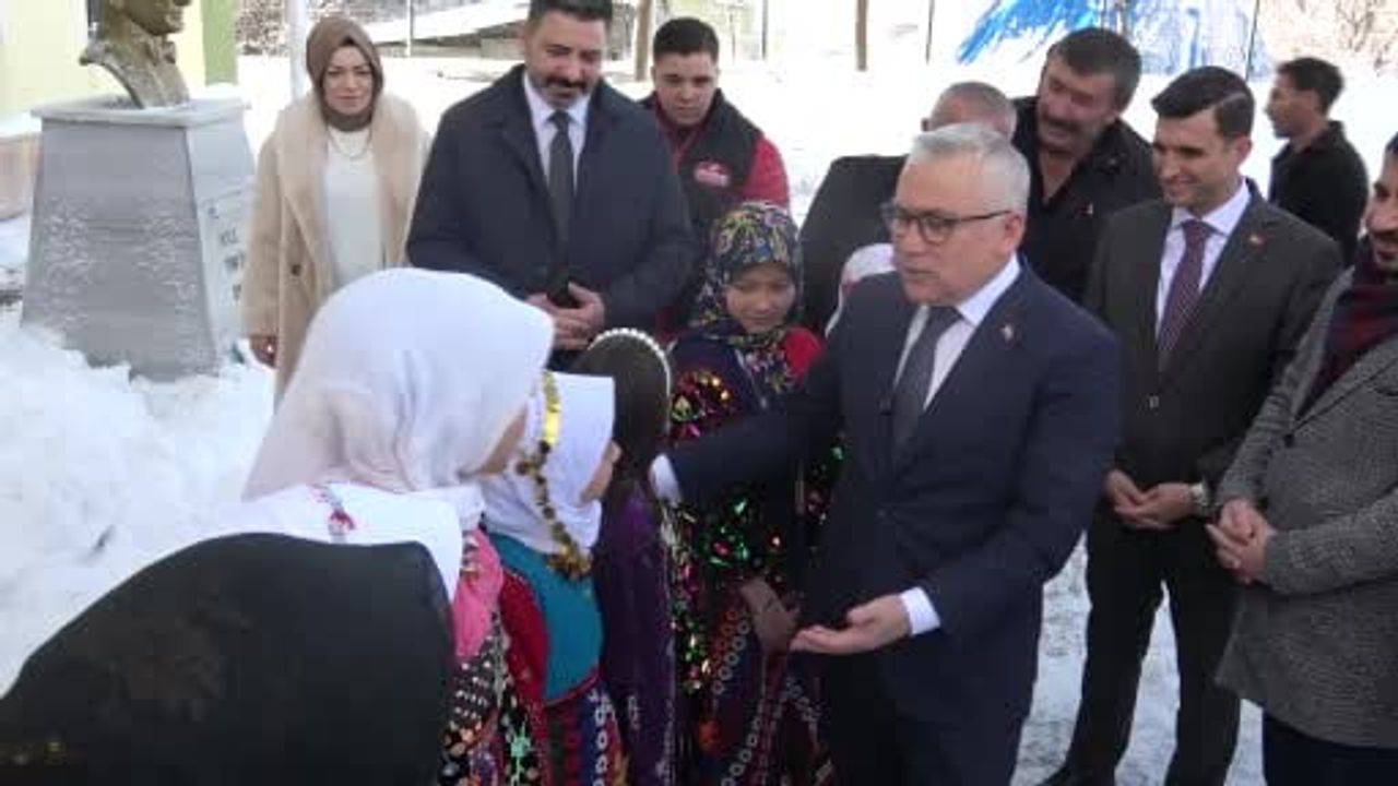 Sivas Beypınar'da poşet ve leğenle kayan öğrencilere yaklaşık 100 ahşap kızak dağıtıldı