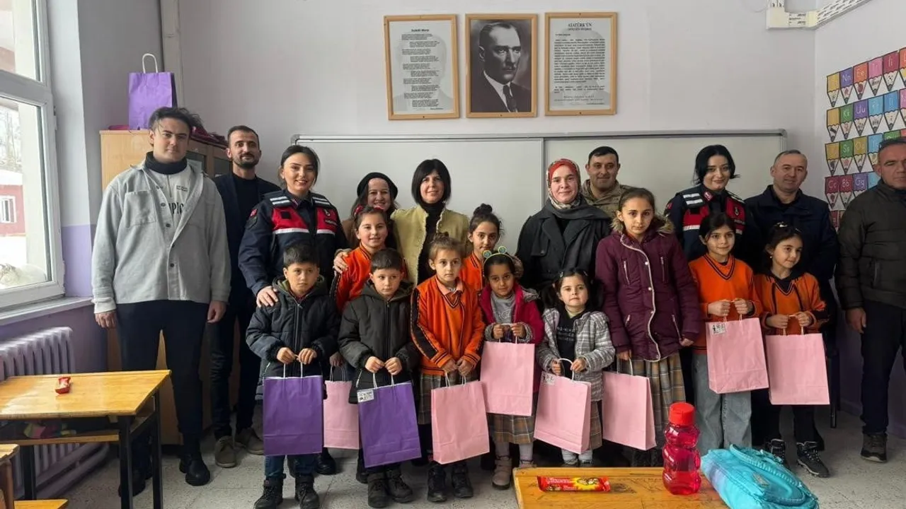 Sivas İl Jandarma'dan Zara'da öğrencilere karne sürprizi