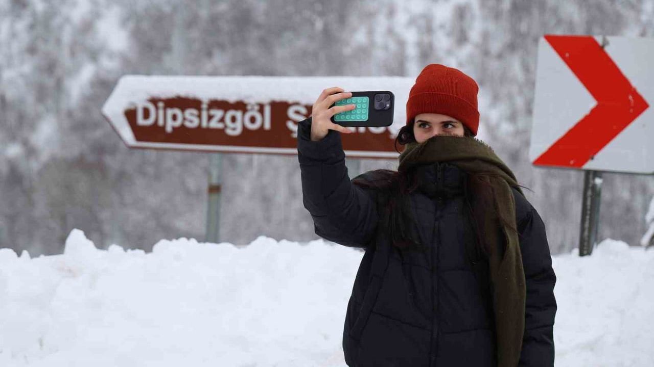 Sivas’ın 'Karadeniz'i: Dipsizgöl ve Şelalesi Karla Beyaza Büründü