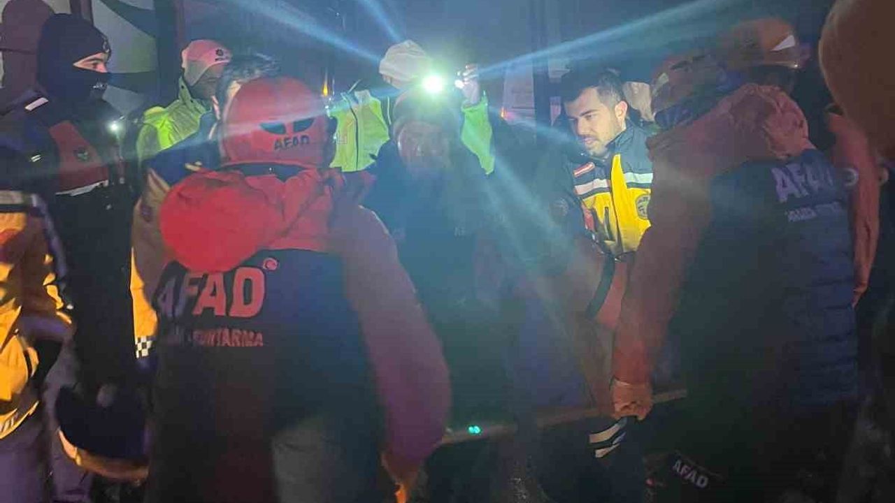 Sivas-Kayseri kara yolunda zincirleme kaza: 8 yaralı