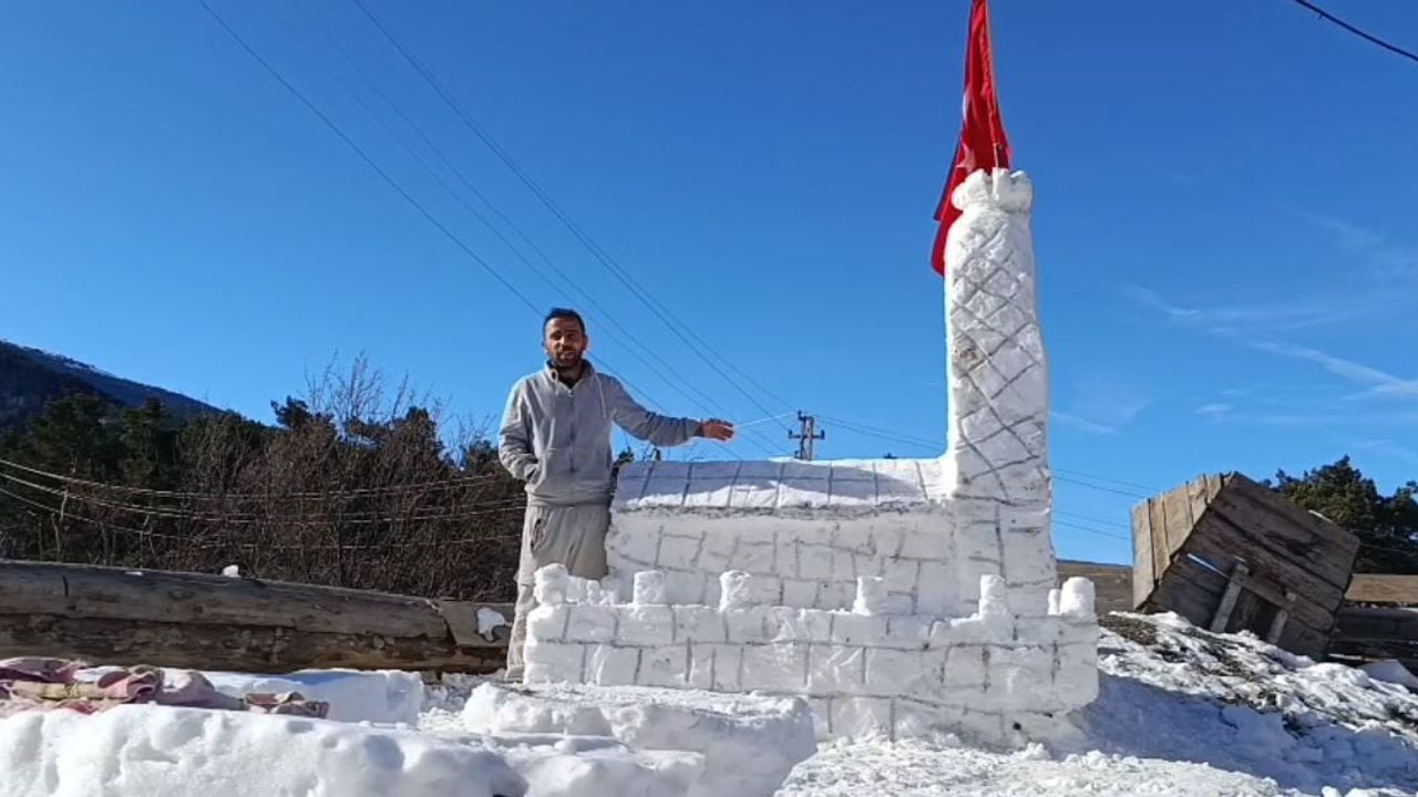 Sivas Kızılelma Köyü'nde çocuklar kardan Kız Kulesi yapıp çay keyfi yaşadı